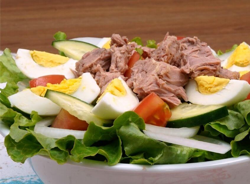 Ensalada de atún con huevo