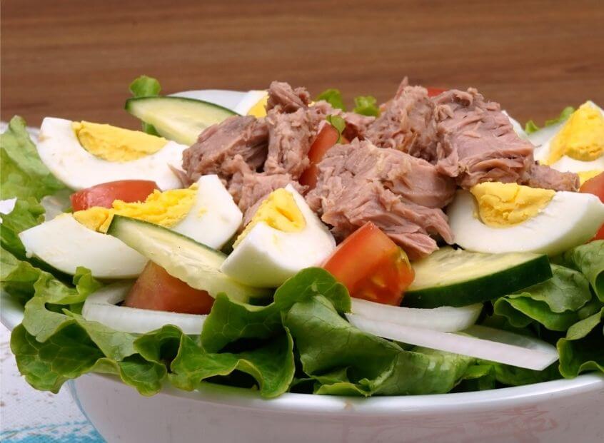 Ensalada de atún con huevo