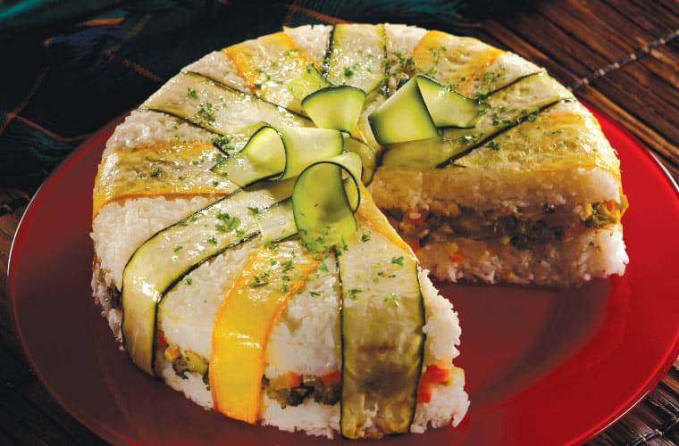 Torta de arroz con vegetales y fruta