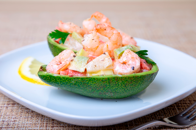 Exquisito aguacate relleno con camarones y salsa de mango