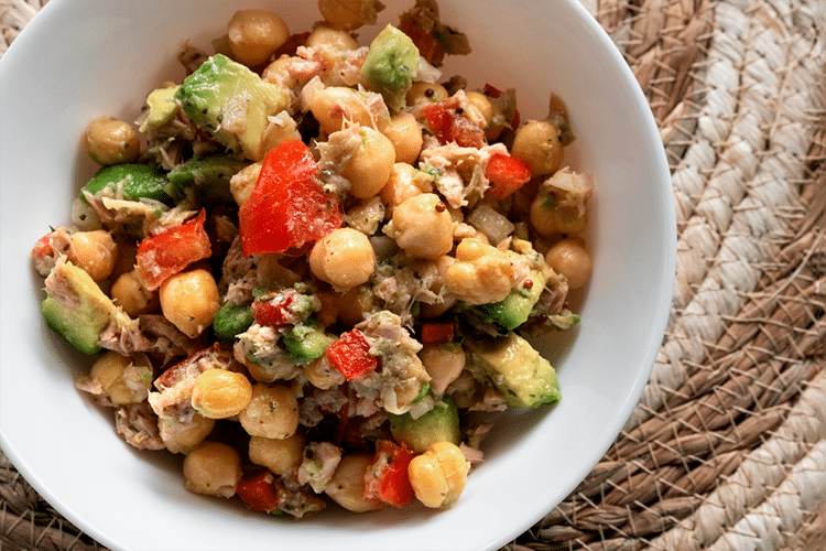 Ensalada de garbanzos con atún y aguacate: Frescura y sabor