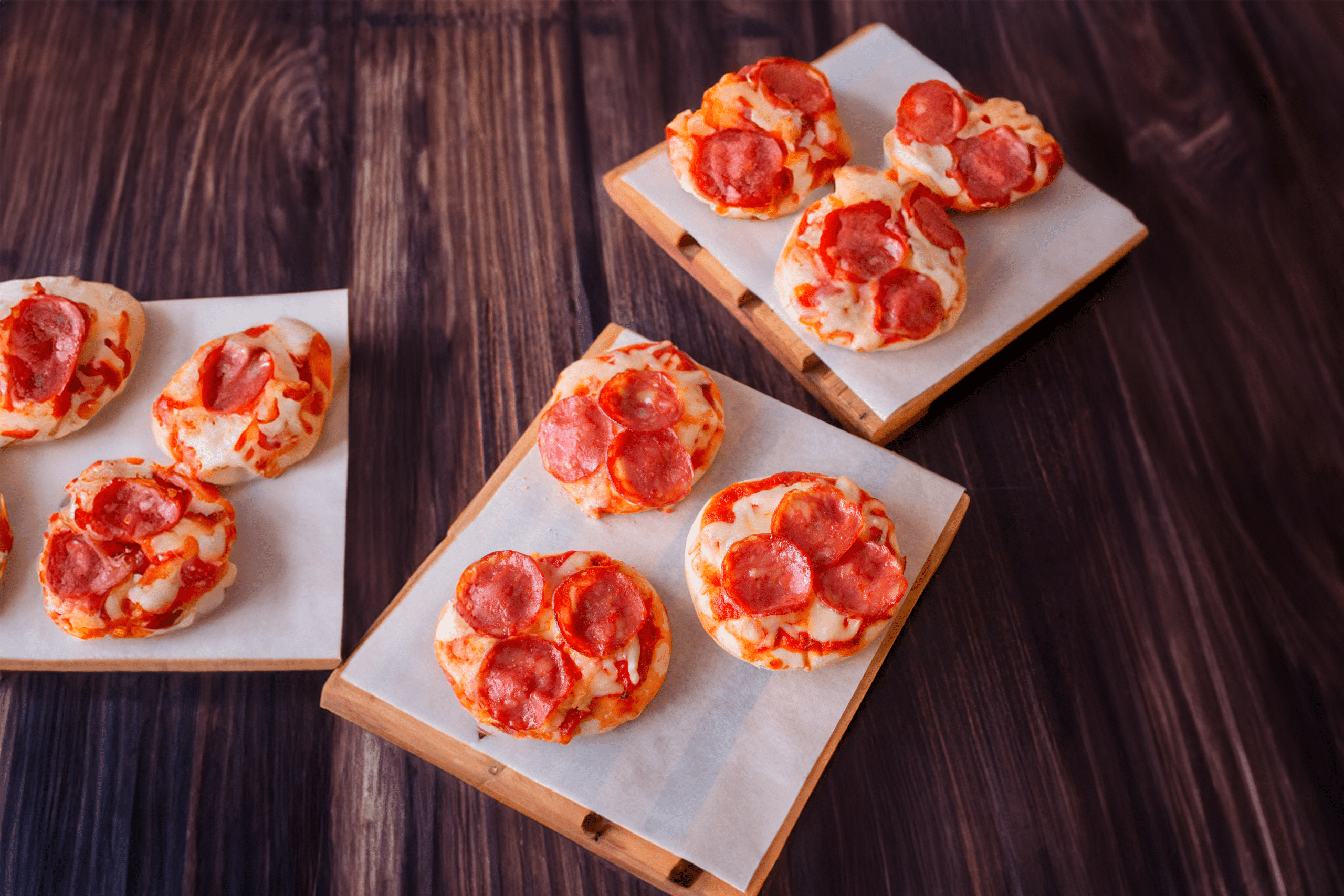 Mini pizzas de pepperoni y queso: sabor en miniatura